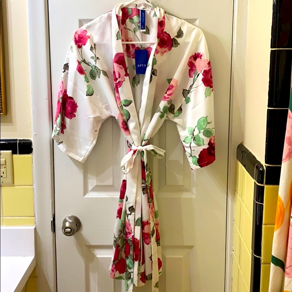 Beautiful Robe, tags still on never worn!